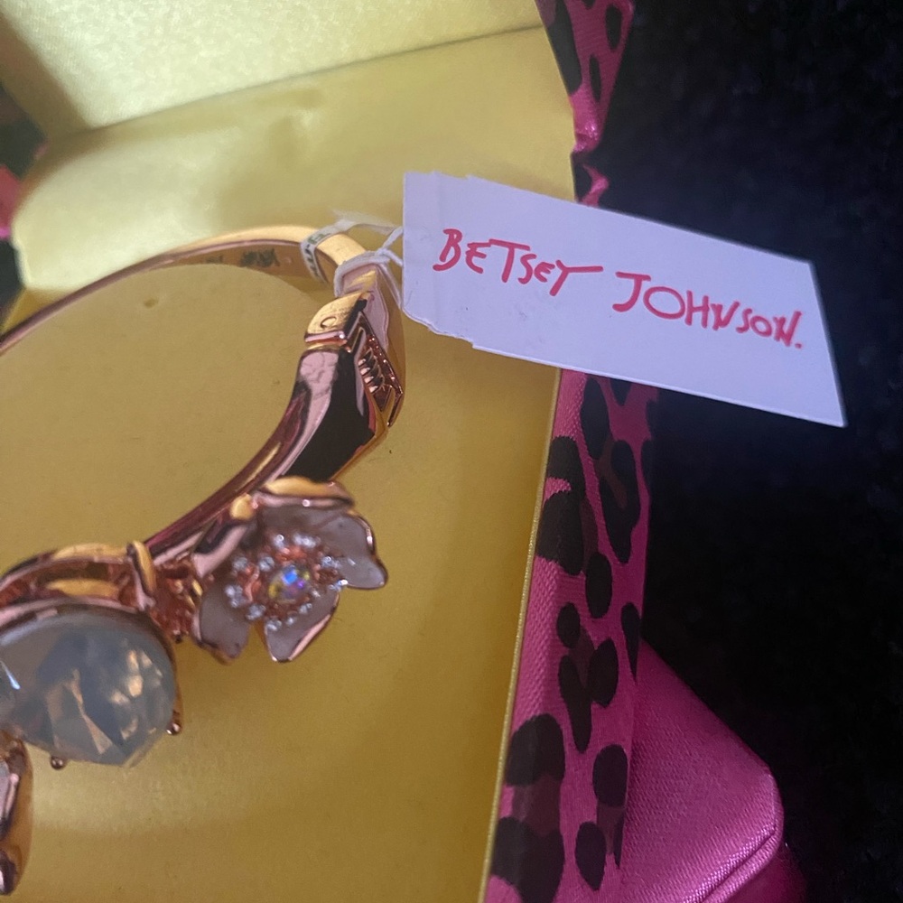 BETSEY JOHNSON Rose Gold Spring Bangle Bracelet - Picture 4 of 8